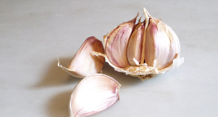 A photo of cloves of garlic.