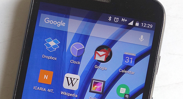 A photo of the screen of a mobile, showing different mobile apps.